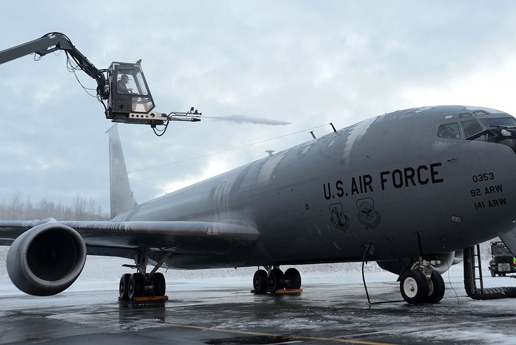 Airmen Deice Aircraft in Alaska